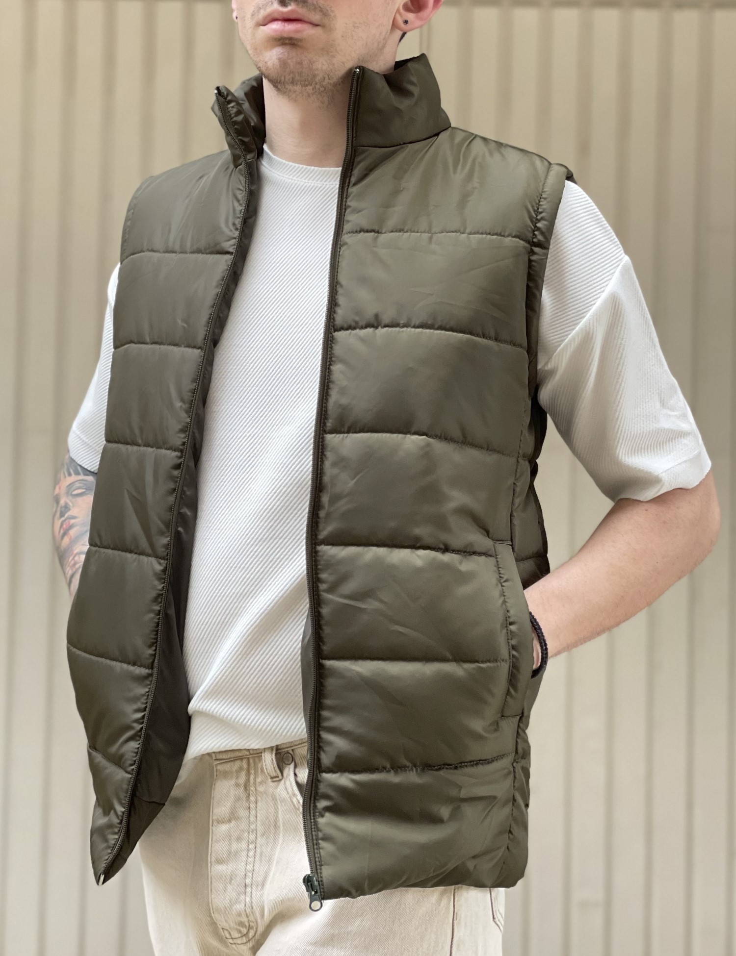 Ανδρικό λαδί καπιτονέ αμάνικο μπουφάν 33931L φωτογραφία